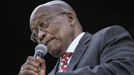 L'ancien président sud-africain Jacob Zuma fait un discours à la sortie du tribunal de Durban, en juin 2018, où il a assisté à son procès pour corruption. 
 (GIANLUIGI GUERCIA / AFP)