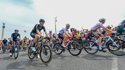 Les coureurs du Giro au départ de la 105e édition, à Budapest, le 6 mai 2022. (MAXPPP / TIBOR ILLYES / MTI)