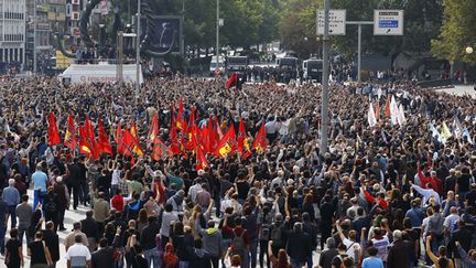 &nbsp; (Des milliers de personnes ont honoré dimanche à Ankara les victimes de l'attentat le plus meurtrier de l'histoire du pays, qui a fait au moins 95 morts, et accusé le pouvoir de la montée des tensions à trois semaines des élections © REUTERS/Umit Bektas)