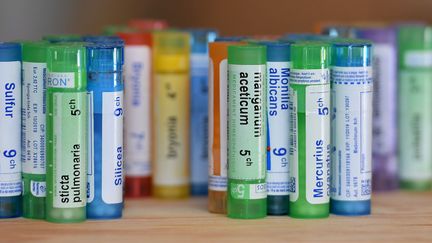 Des tubes de granulés homéopathiques. (LOIC VENANCE / AFP)