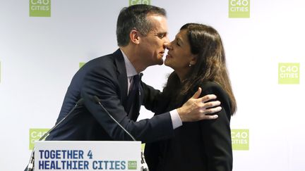 Eric Garcetti, maire de Los Angeles, et Anne Hidalgo, maire de Paris, ont signé un&nbsp;accord de coopération pour l'environnement notamment, lundi 23 octobre 2017. (PATRICK KOVARIK / AFP)