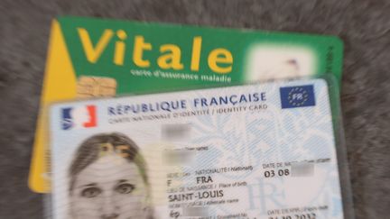 Le gouvernement français envisage la fusion de la carte d'identité et de la carte Vitale pour lutter contre la fraude sociale, comme le fait déjà la Belgique. (JEAN-FRANCOIS FREY / MAXPPP)