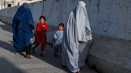 Deux femmes marchent le long d'une route à Kandahar, au sud de l'Aghanistan, le 28 août 2024. (WAKIL KOHSAR / AFP)