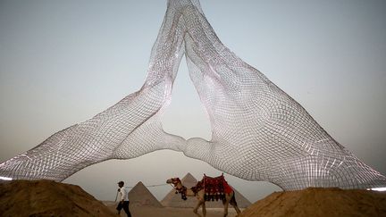 Le sculpteur italien Lorenzo Quinn a voulu avec cette réalisation rendre hommage à la beauté et la perfection des monuments antiques. Il a assemblé barres et fils métalliques en acier pour créer un effet de légèreté et de transparence qui n’interfère pas avec l’environnement mais y entre en interaction. (PATRICK BAZ / ART DEGYPTE)