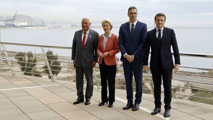 De gauche à droite, le Premier ministre portugais Antonio Costa, la présidente de la Commission européenne Ursula von der Leyen, le Premier ministre espagnol Pedro Sanchez et le président français Emmanuel Macron, le 9 décembre 2022 à Alicante (Espagne). (LUDOVIC MARIN / AFP)