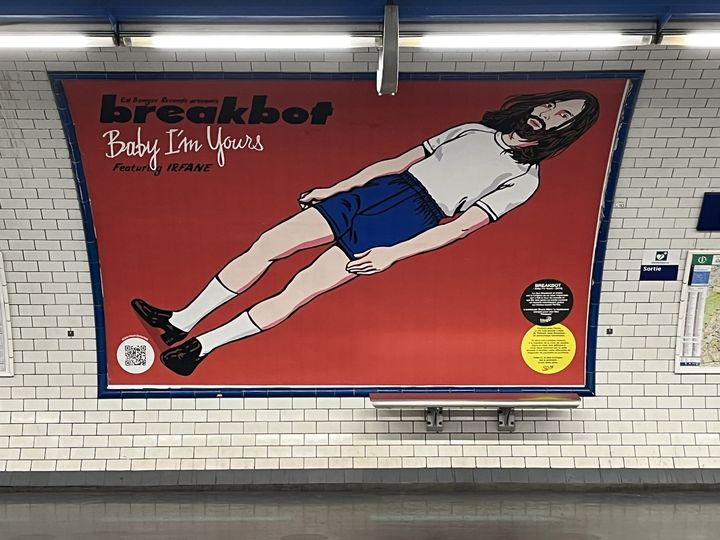 La pochette de "Baby I'm Yours" de Breakbot sur le quai de la ligne 2 du métro parisien, le 18 janvier 2023. (LAURE NARLIAN / FRANCEINFO CULTURE)