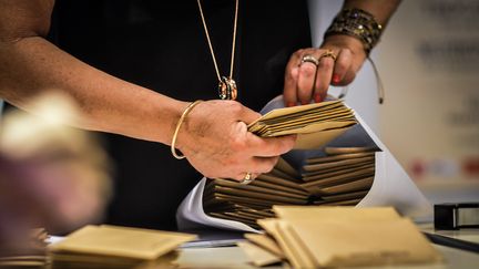 Dépouillement des bulletins de vote lors des dernières élections municipales, en juin 2020. Photo d'illustration. (MIDI LIBRE / MAXPPP)