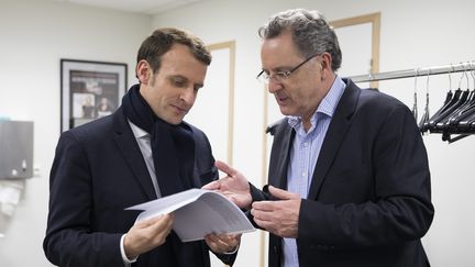 Emmanuel Macron et Richard Ferrand, le 16 janvier 2017 à Quimper (Finistère), dans une loge après un meeting. (MAXPPP)