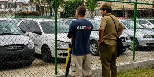 Concessionnaire automobile à La Havane, le 3 janvier 2014. (AFP/ Adalberto Roque)