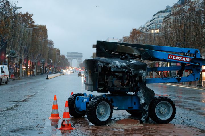 Une grue calcinée, le 25 novembre 2018 sur les Champs-Elysées. (FRANCOIS GUILLOT / AFP)