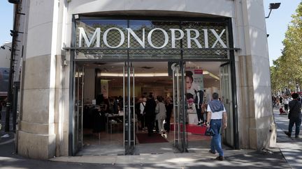 La devanture d'un Monoprix sur les Champs-Elys&eacute;es, &agrave; Paris, le 24 septembre 2013. (JACQUES DEMARTHON / AFP)