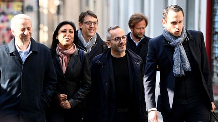 Les représentants du Parti socialiste&nbsp;Laurent Baumel, Corinne Narassiguin, Christophe Clergeau, Sebastien Vincini, Boris Vallaud et Pierre Jouvet lors de leur arrivée au siège de La France insoumise, le 27 avril 2022. (CHRISTOPHE ARCHAMBAULT / AFP)