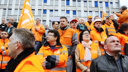 D'anciens employ&eacute;s du site ArcelorMittal de Florange (Moselle) manifestent devant le si&egrave;ge de l'entreprise, mercredi 29 mai. (JEAN-CHRISTOPHE VERHAEGEN / AFP)