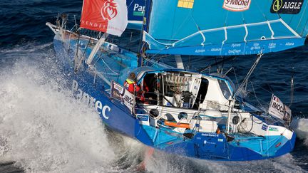 Jean-Pierre Dick &agrave; la barre de son Vibrac Paprec, le 10 novembre 2012, au large de Groix. (JEAN-MARIE LIOT / DPPI)