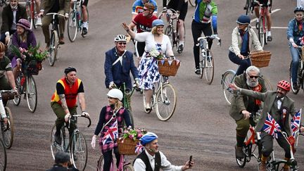 Des cyclistes participent au défilé du jubilé de platine de la reine d'Angleterre, le 5 juin 2022 à Londres (Royaume-Uni).&nbsp; (BEN STANSALL / AFP)