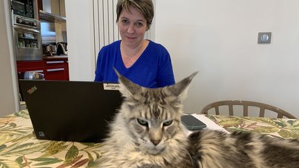 Emeline, en télétravail chez elle en banlieue parisienne, le 7 janvier 2021.&nbsp; (GREGOIRE LECALOT / RADIO FRANCE)