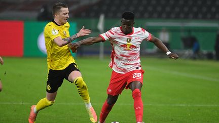 Nordi Mukiele, ici sous les couleurs de Leipzig, le 13 mai dernier face au Borussia Dortmund de Marcos Reus.&nbsp; (MARVIN IBO G?NG?R / GES-SPORTFOTO / AFP)