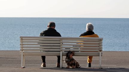 Des personnes &acirc;g&eacute;es sur la promenade des Anglais, &agrave; Nice, le 19 f&eacute;vrier 2013.&nbsp; (ERIC GAILLARD / REUTERS )