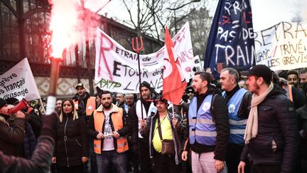 Des manifestants contre la réforme des retraites à Paris, le 28 décembre 2019. (STEPHANE DE SAKUTIN / AFP)