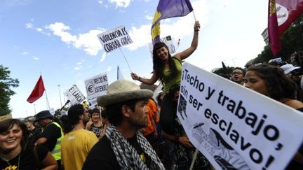 Des "indignés" à Madrid le 24 juillet 2011 avec une affiche proclamant: "Un foyer et un travail mais sans être esclave" (AFP PHOTO / PIERRE-PHILIPPE MARCOU)