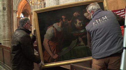 Le tableau "Salomé recevant la tête de Saint-Jean-Baptiste" décroché pour être restauré dans un atelier d'Ile-de-France. Le cadre en bois sera envoyé dans l'Aube pour être rénové lui aussi. (T. Niederlaender / France Télévisions)