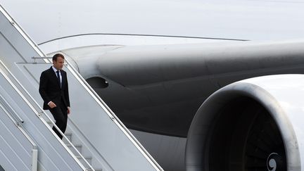 Emmanuel Macron, président de la République descend de l'avion en Guyane à l'aréoport Félix Eboué, le 26 octobre 2017. (ALAIN JOCARD / AFP)