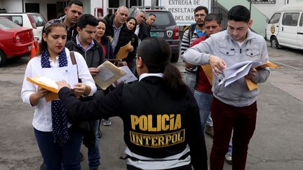 Des migrants font la queue pour demander un permis de résidence temporaire au siège d'Interpol à Lima (Pérou), le 21 août 2018. (MARIANA BAZO / REUTERS)