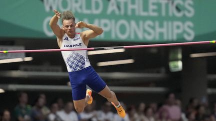 Thibaut Collet lors du concours de la perche des championnats du monde de Budapest, le 26 août 2023. (MATTHIAS SCHRADER/SIPA)