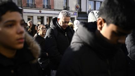 Des habitants de Saint-Denis participent le 20 janvier 2024 à un rassemblement à la mémoire de Sedan, un adolescent de 14 ans poignardé à mort dans une station de métro de la commune de Seine-Saint-Denis. (JULIEN DE ROSA / AFP)