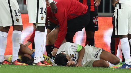 Le Colombien Radamel Falcao au sol après un choc (VALERY HACHE / AFP)