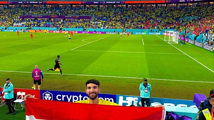 Issa, supporter libanais, pose dans les tribunes du stade 974 de Doha (Qatar), lors du match Brésil-Suisse, le 28 novembre 2022. (DR)