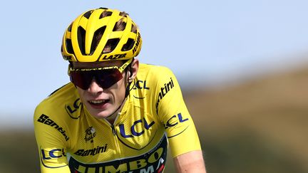 Jonas Vingegaard (Jumbo-Visma) sur les routes du Tour de France, le 22 juillet 2023. (ANNE-CHRISTINE POUJOULAT / AFP)