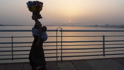 La femme africaine, telle une caryatide portant sur sa tête son monde, la vie de sa famille. (Christine Malard)