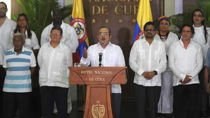 Timoleon Jimenez, dit "Timochenko", le chef des Forces armées révolutionnaires de Colombie, prend la parole à La Havane (Cuba), le 28 août 2016. (YAMIL LAGE / AFP)