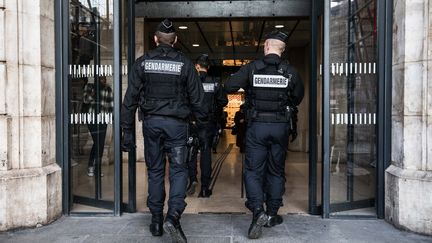 Paris, le 31 octobre 2017. Un escadron de gendarmerie mobile fait une ronde de sécurisation à la Gare Saint Lazare, dans le cadre de la nouvelle loi anti-terroriste et de la fin de l'état d'urgence.  (CHRISTOPHE MORIN / MAXPPP)
