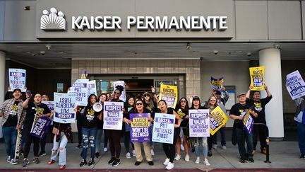 Des grévistes dans le secteur de la santé manifestent, à Los Angeles (Etats-Unis), le 4 octobre 2023. (FREDERIC J. BROWN / AFP)