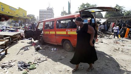 Une double explosion a vis&eacute; un march&eacute; et un minibus dans le centre de Nairobi, au Kenya, le 16 mai 2014. (THOMAS MUKOYA / REUTERS)