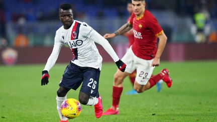 Musa Juwara en action lors de la rencontre de Série A opposant Bologne à l'AS Rome au Stadio Olimpico, le 7 février 2020. (FEDERICO PROIETTI / DPPI VIA AFP)