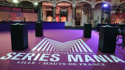 Tapis et décors aux couleurs de Séries Mania, à Lille, pour l'édition 2022 (FRANCOIS GREUEZ / SIPA)