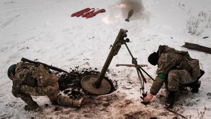 Des Ukrainiens tirent en direction des positions russes à Bakhmout (Ukraine), le 16 février 2023. (YASUYOSHI CHIBA / AFP)