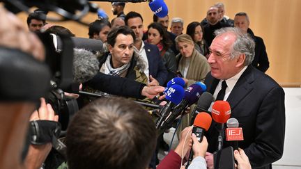 Le président du MoDem, François Bayrou, s'adresse aux médias au tribunal de Paris, le 5 février 2024. (MIGUEL MEDINA / AFP)