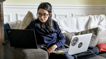 Une femme en télétravail à Montreuil (Seine-Saint-Denis), en avril 2020. (REMI DECOSTER / HANS LUCAS / AFP)