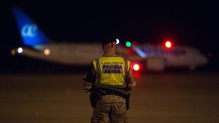 Un officier de police à la base aérienne de Torrejon (Espagne), le 12 octobre 2021. (GUSTAVO VALIENTE / SPUTNIK / AFP)