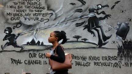 pour les Kenyans dans la saga de l'élection présidentielle. Le pays vit depuis deux mois dans une ambiance survoltée liée au scrutin. Dans cette rue de Nairobi, les graffitis sont inspirés par cette élection inédite. Le climat politique est très tendu, marqué par de nombreuses manifestations de l'opposition qui souhaitait un report du scrutin au-delà de la date limite du 31 octobre 2017. Le président Uhuru Kenyatta entendait, lui, maintenir la date fixée par la Comission électorale.  (Reuters / Siegfried Modola)