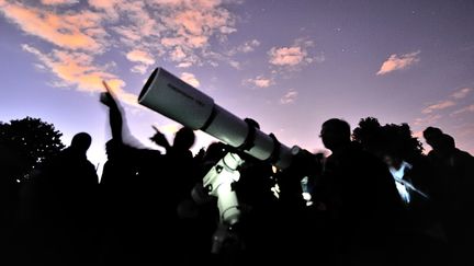 Des astronomes amateurs observent la vo&ucirc;te c&eacute;leste lors des Nuits des &eacute;toiles, &agrave; Villeneuve-d'Ascq (Nord), le 9 ao&ucirc;t 2013. (PHILIPPE HUGUEN / AFP)