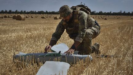 Un soldat ukrainien actionne un drone de reconnaissance dans un champ de blé, dans la région de Zaporijjia, le 29 juillet 2024. (ANDRIY ANDRIYENKO / AP / SIPA)