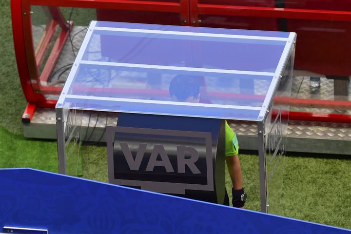 L'abitre uruguayen Andres Cunha visionne les images d'un tacle commis sur Antoine Griezmann avant d'accorder un pénalty à la France, samedi 16 juin à Kazan (Russie). (LUIS ACOSTA / AFP)