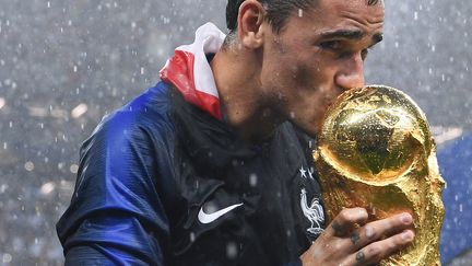 A 27 ans, Antoine Griezmann remporte le premier trophée de sa carrière internationale, et rejoint le club très prisé des Français champions du monde. (FRANCK FIFE / AFP)