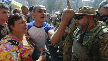 Le ton monte entre les habitants de Kiev et les derniers activistes de la place Ma&iuml;dan, jeudi 7 ao&ucirc;t 2014.&nbsp; (SERGEY DOLZHENKO / MAXPPP)