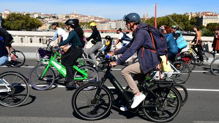 Des cyclistes à Lyon, lors d'un festival de vélo, le 30 septembre 2024. (ROMAIN DOUCELIN / NURPHOTO / AFP)